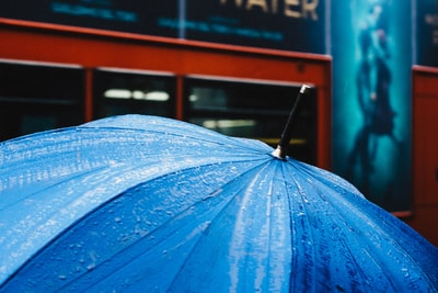 蓝色伞的选择性聚焦摄影
